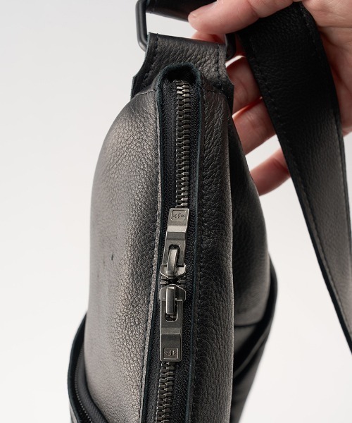 wjk(ダヴルジェイケイ)の「mko12770-big crescent moon bag ショルダーバッグ(ショルダーバッグ・メンズ・ブラック・FREE)」の5枚目の写真