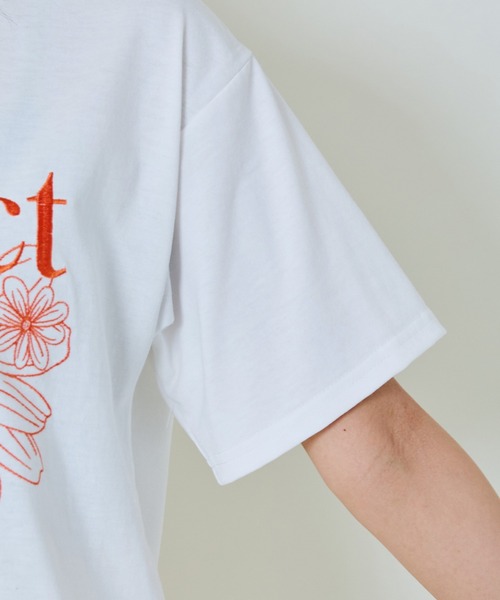 GORGE（ゴージ）の「《花刺しゅう×配色ステッチ》レディース グラフィックTシャツ カジュアル 春夏秋（Tシャツ/カットソー・レディース・レッド/オフホワイト/オートミール/ネイビー/チャコール/ブラウン・F）」の8枚目の写真