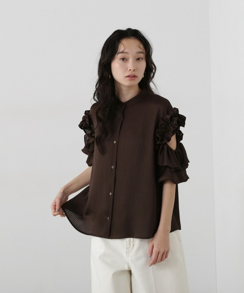 N.(N. Natural Beauty Basic)(エヌエヌナチュラルビューティーベーシック)の「ラッフルスリーブブラウス(シャツ/ブラウス・レディース・オフホワイト/ブルー/ブラウン・MEDIUM)」の2枚目の写真