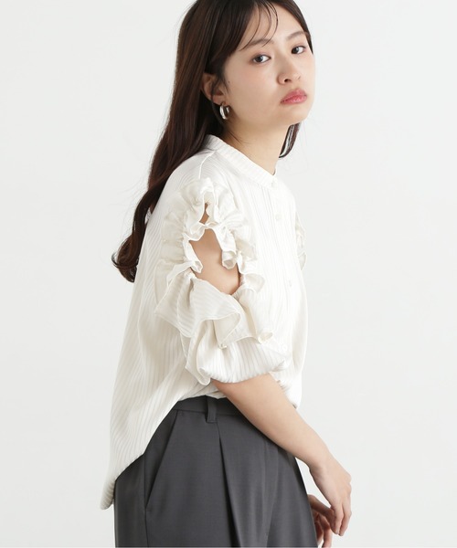 N.(N. Natural Beauty Basic)(エヌエヌナチュラルビューティーベーシック)の「ラッフルスリーブブラウス(シャツ/ブラウス・レディース・オフホワイト/ブルー/ブラウン・MEDIUM)」の4枚目の写真