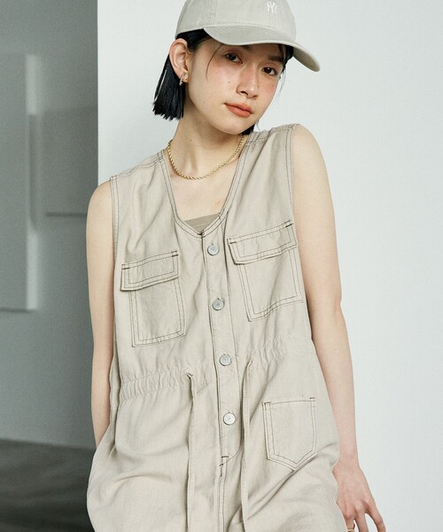 SOMETHING（サムシング）の「SOMETHING × FREAK'S STORE/サムシング 別注 Summer 3pockets Combinaison /サマー 3ポケットコンビネゾン/サロペット/デニムコンビネゾン/レーヨンリネンコンビネゾン（つなぎ/オールインワン・レディース・ネイビー/ベージュ/バーガンディー・SMALL/MEDIUM）」の2枚目の写真