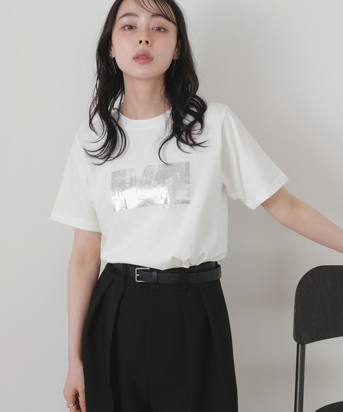 LIAN(リアン)の「シルバー箔プリントコンパクトT(Tシャツ/カットソー・レディース・オフホワイト/ブラック/チャコールグレー・FREE)」の1枚目の写真