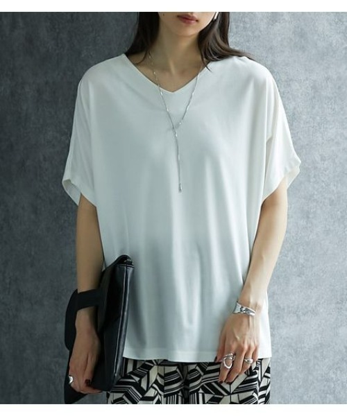 Soiunique（スワユニーク）の「【接触冷感】ゆったりＶネック半袖Ｔシャツ［Soiunique］（Tシャツ/カットソー・レディース・カーキ/ネイビー/ブルー/チャコール/オフホワイト・S～Ｍ/L～LL）」の2枚目の写真