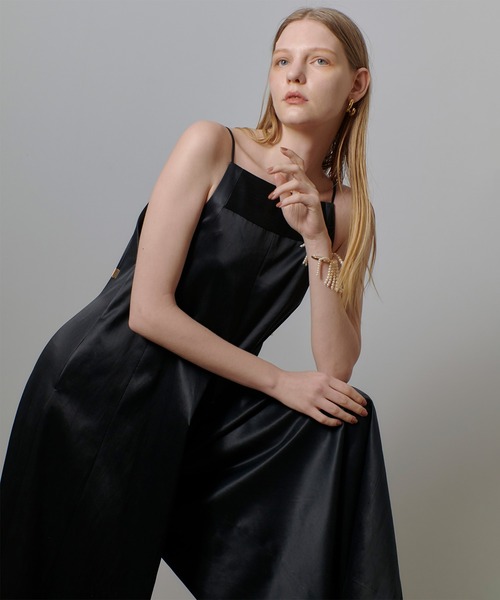 allureville(アルアバイル)の「ドビークロスフレアオールインワン(つなぎ/オールインワン・レディース・ブラック・1/2)」の4枚目の写真