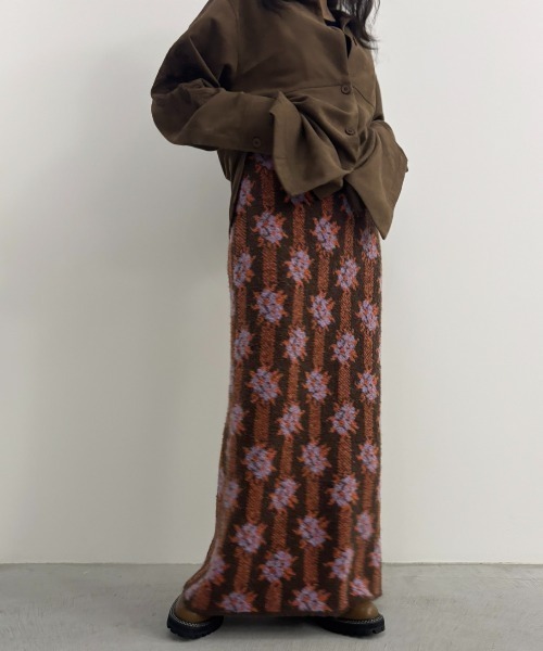 Unitage(ユニテージ)の「ブークレ総柄ジャガードニットスカート(スカート・レディース・グリーン/ブラウン/ボルドー・FREE)」の11枚目の写真