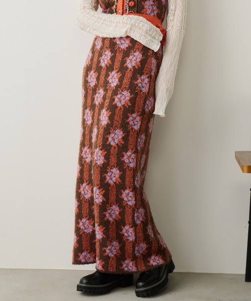 Unitage(ユニテージ)の「ブークレ総柄ジャガードニットスカート(スカート・レディース・グリーン/ブラウン/ボルドー・FREE)」の14枚目の写真