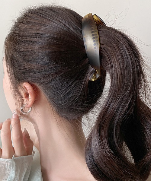 Fun & Daily（ファンアンドデイリー）の「F&D : マットカラーヘアクリップ（ヘアゴム・レディース・ブラック/ブラウン/イエロー・FREE）」の3枚目の写真