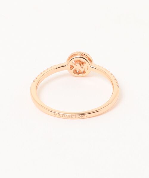 MICHAEL KORS（マイケルコース）の「FULTON プレシャスメタル プレーティング パヴェ ロゴチャーム リング（リング・レディース・ゴールド系・7/6/5）」の3枚目の写真