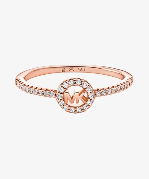 MICHAEL KORS（マイケルコース）の「FULTON プレシャスメタル プレーティング パヴェ ロゴチャーム リング（リング・レディース・ゴールド系・7/6/5）」の2枚目の写真