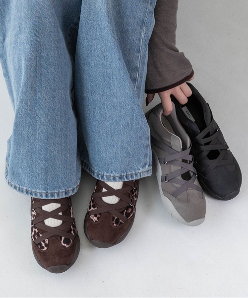 EVOL（イーボル）の「【S-LLサイズ展開・軽量】クロスストラップスニーカー IZ5890（スニーカー・レディース・グレー/レオパード/ブラック・M/S/LL/L）」の3枚目の写真