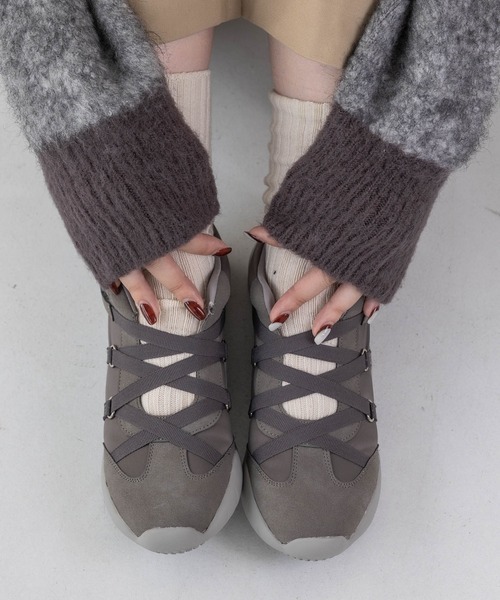 EVOL（イーボル）の「【S-LLサイズ展開・軽量】クロスストラップスニーカー IZ5890（スニーカー・レディース・グレー/レオパード/ブラック・M/S/LL/L）」の2枚目の写真