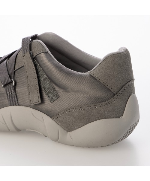 EVOL（イーボル）の「【S-LLサイズ展開・軽量】クロスストラップスニーカー IZ5890（スニーカー・レディース・グレー/レオパード/ブラック・M/S/LL/L）」の8枚目の写真