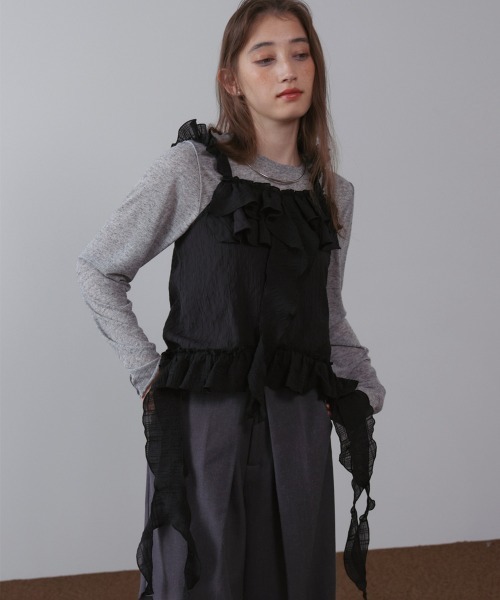 Bab(バブ)の「ラッフルフリルキャミソール(Tシャツ/カットソー・レディース・ブラック/オフホワイト・M)」の1枚目の写真