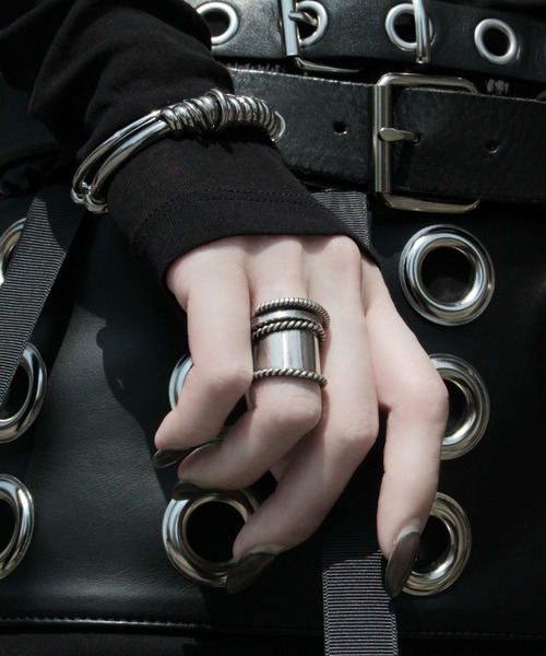 Soierie(ソワリー)の「ツイスト フープ リング (2Set) / Twist hoop ring (2set)(リング・レディース・シルバー・FREE)」の4枚目の写真