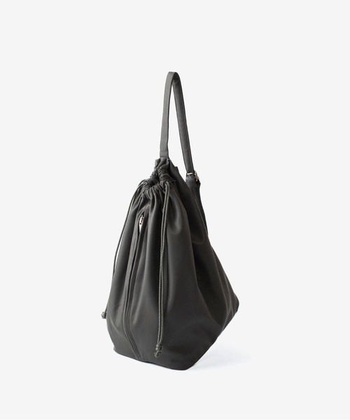 ATTACHMENT（アタッチメント）の「シンセティックレザー バケットバッグ / SYNTHETIC LEATHER BUCKET BAG（ショルダーバッグ・メンズ・ダークブラウン/ブラック/グレー・ONE SIZE）」の2枚目の写真