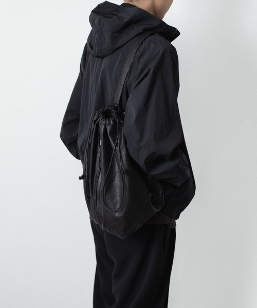 ATTACHMENT（アタッチメント）の「シンセティックレザー バケットバッグ / SYNTHETIC LEATHER BUCKET BAG（ショルダーバッグ・メンズ・ダークブラウン/ブラック/グレー・ONE SIZE）」の20枚目の写真