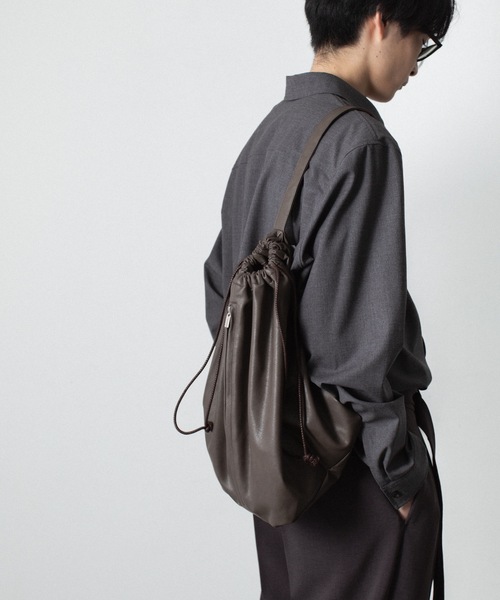ATTACHMENT（アタッチメント）の「シンセティックレザー バケットバッグ / SYNTHETIC LEATHER BUCKET BAG（ショルダーバッグ・メンズ・ダークブラウン/ブラック/グレー・ONE SIZE）」の13枚目の写真