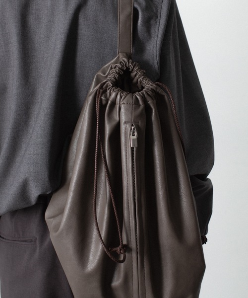 ATTACHMENT（アタッチメント）の「シンセティックレザー バケットバッグ / SYNTHETIC LEATHER BUCKET BAG（ショルダーバッグ・メンズ・ダークブラウン/ブラック/グレー・ONE SIZE）」の15枚目の写真