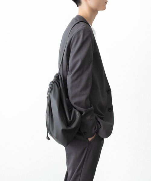 ATTACHMENT（アタッチメント）の「シンセティックレザー バケットバッグ / SYNTHETIC LEATHER BUCKET BAG（ショルダーバッグ・メンズ・ダークブラウン/ブラック/グレー・ONE SIZE）」の8枚目の写真