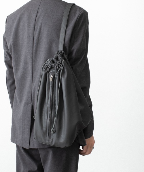 ATTACHMENT（アタッチメント）の「シンセティックレザー バケットバッグ / SYNTHETIC LEATHER BUCKET BAG（ショルダーバッグ・メンズ・ダークブラウン/ブラック/グレー・ONE SIZE）」の7枚目の写真