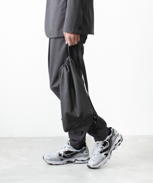 ATTACHMENT（アタッチメント）の「シンセティックレザー バケットバッグ / SYNTHETIC LEATHER BUCKET BAG（ショルダーバッグ・メンズ・ダークブラウン/ブラック/グレー・ONE SIZE）」の12枚目の写真