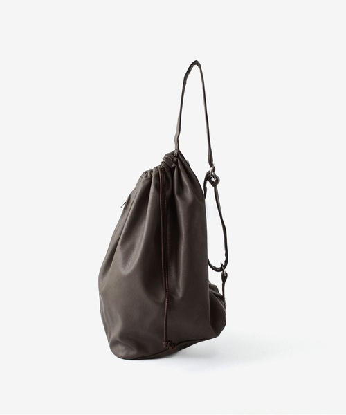 ATTACHMENT(アタッチメント)の「シンセティックレザー バケットバッグ / SYNTHETIC LEATHER BUCKET BAG(ショルダーバッグ・メンズ・ダークブラウン/ブラック/グレー・ONE SIZE)」の10枚目の写真
