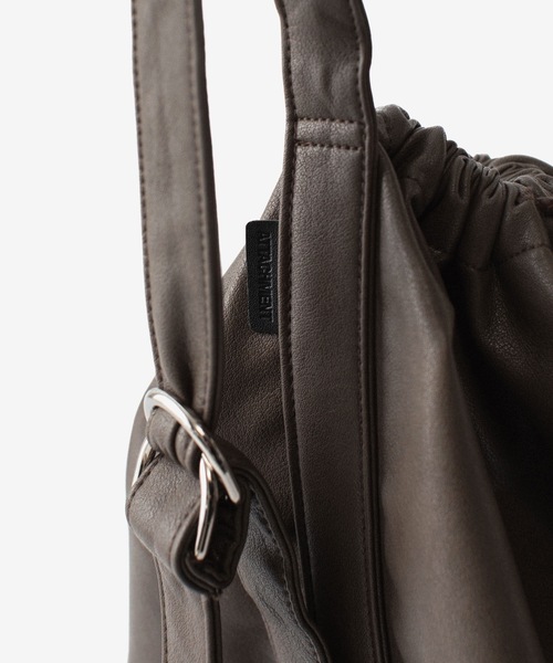 ATTACHMENT(アタッチメント)の「シンセティックレザー バケットバッグ / SYNTHETIC LEATHER BUCKET BAG(ショルダーバッグ・メンズ・ダークブラウン/ブラック/グレー・ONE SIZE)」の8枚目の写真