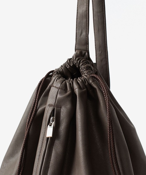 ATTACHMENT(アタッチメント)の「シンセティックレザー バケットバッグ / SYNTHETIC LEATHER BUCKET BAG(ショルダーバッグ・メンズ・ダークブラウン/ブラック/グレー・ONE SIZE)」の7枚目の写真