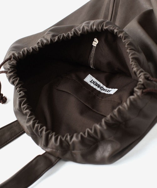 ATTACHMENT(アタッチメント)の「シンセティックレザー バケットバッグ / SYNTHETIC LEATHER BUCKET BAG(ショルダーバッグ・メンズ・ダークブラウン/ブラック/グレー・ONE SIZE)」の5枚目の写真