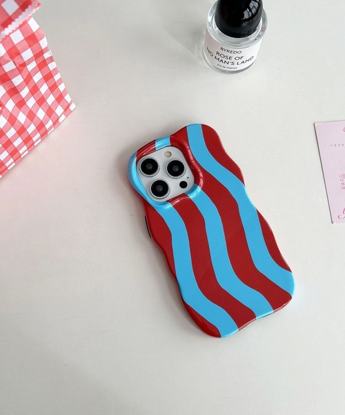 SANSeLF（サンセルフ）の「【SANSeLF】 ウェーブストライプiPhoneケース iPhoneカバー アイフォンケース sac25a021（スマホケース/カバー・レディース・レッド/ピンク/グリーン/ブルー・iPhone 17/iPhone 16/iPhone 15）」の4枚目の写真