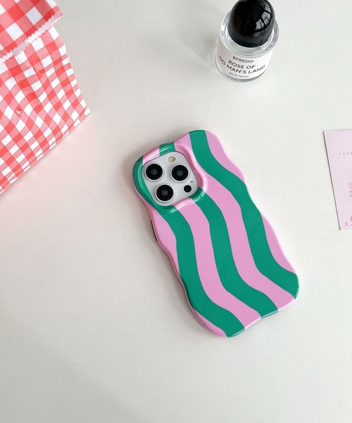 SANSeLF（サンセルフ）の「【SANSeLF】 ウェーブストライプiPhoneケース iPhoneカバー アイフォンケース sac25a021（スマホケース/カバー・レディース・レッド/ピンク/グリーン/ブルー・iPhone 17/iPhone 16/iPhone 15）」の3枚目の写真