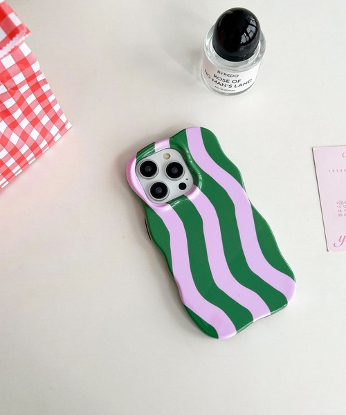 SANSeLF（サンセルフ）の「【SANSeLF】 ウェーブストライプiPhoneケース iPhoneカバー アイフォンケース sac25a021（スマホケース/カバー・レディース・レッド/ピンク/グリーン/ブルー・iPhone 17/iPhone 16/iPhone 15）」の2枚目の写真