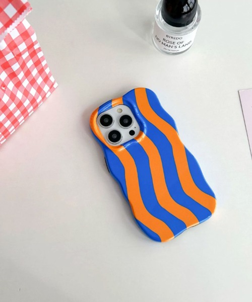 SANSeLF（サンセルフ）の「【SANSeLF】 ウェーブストライプiPhoneケース iPhoneカバー アイフォンケース sac25a021（スマホケース/カバー・レディース・レッド/ピンク/グリーン/ブルー・iPhone 17/iPhone 16/iPhone 15）」の5枚目の写真