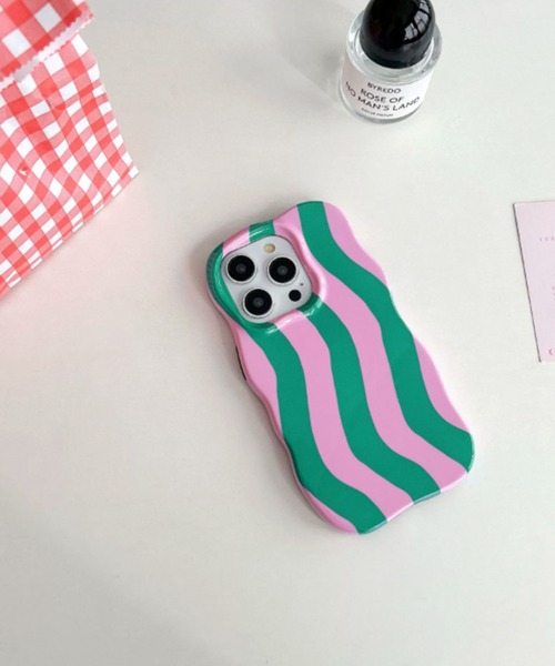 SANSeLF（サンセルフ）の「【SANSeLF】 ウェーブストライプiPhoneケース iPhoneカバー アイフォンケース sac25a021（スマホケース/カバー・レディース・レッド/ピンク/グリーン/ブルー・iPhone 17/iPhone 16/iPhone 15）」の7枚目の写真