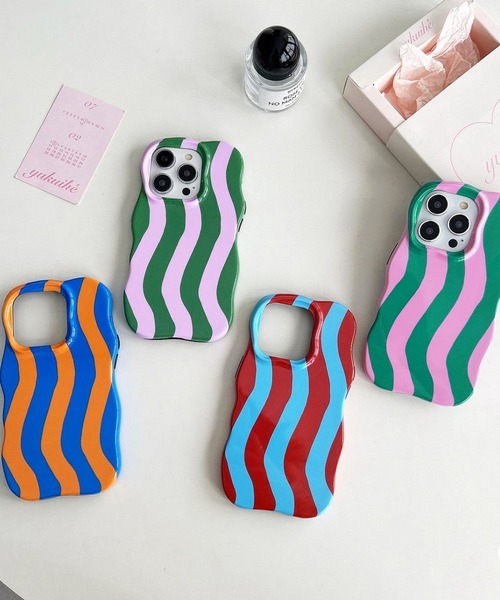 SANSeLF（サンセルフ）の「【SANSeLF】 ウェーブストライプiPhoneケース iPhoneカバー アイフォンケース sac25a021（スマホケース/カバー・レディース・レッド/ピンク/グリーン/ブルー・iPhone 17/iPhone 16/iPhone 15）」の9枚目の写真