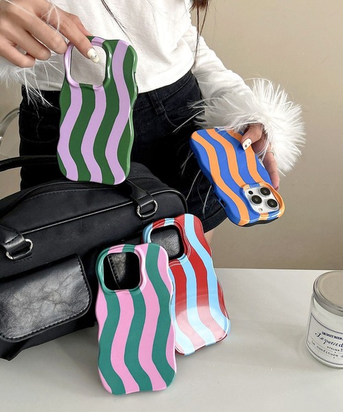 SANSeLF（サンセルフ）の「【SANSeLF】 ウェーブストライプiPhoneケース iPhoneカバー アイフォンケース sac25a021（スマホケース/カバー・レディース・レッド/ピンク/グリーン/ブルー・iPhone 17/iPhone 16/iPhone 15）」の10枚目の写真