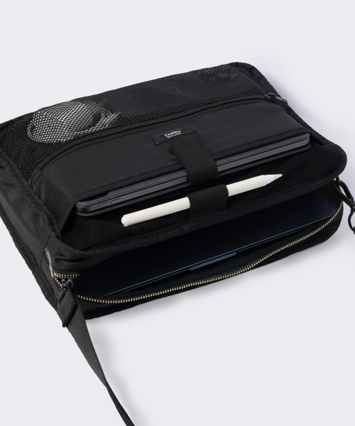 MUSINSA STANDARD（ムシンサスタンダード）の「AVR デュアルポケットタブレットクロスバッグ [ブラック]（メッセンジャーバッグ・レディース・その他・FREE）」の5枚目の写真