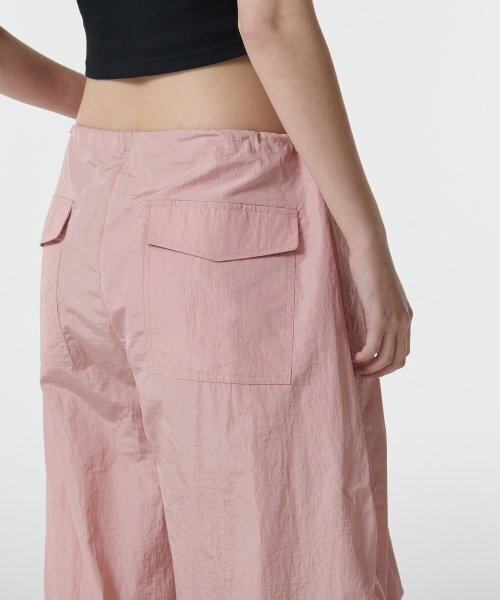 MUSINSA STANDARD WOMAN（ムシンサスタンダードウーマン）の「ウィメンズブライトナイロンパラシュートパンツ[ピンク]（その他パンツ・レディース・その他・30/24/26/28）」の6枚目の写真