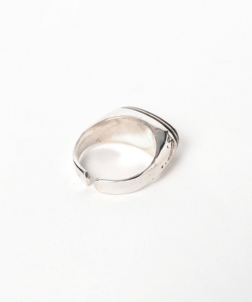 Adawat'n Tuareg(アダワットトゥアレグ)の「Adawat’n Tuareg / Zezi Tissght シグネットリング(ネックレス・メンズ・シルバー・MEDIUM)」の2枚目の写真