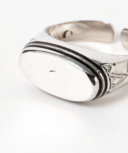 Adawat'n Tuareg(アダワットトゥアレグ)の「Adawat’n Tuareg / Zezi Tissght シグネットリング(ネックレス・メンズ・シルバー・MEDIUM)」の3枚目の写真