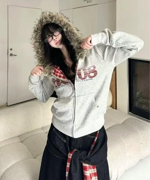 CANVAS+(キャンバスプラス)の「【CANVAS+】裏起毛フェイクファー×チェック柄ロゴパーカー(パーカー・レディース・グレー・M)」の9枚目の写真