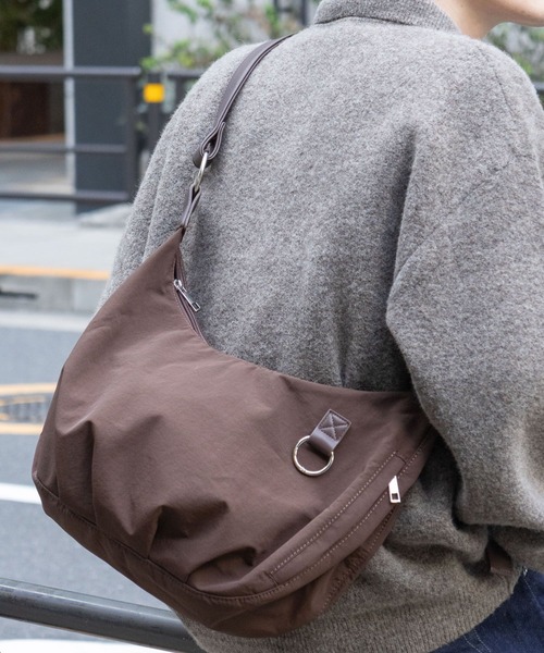 RAGEBLUE（レイジブルー）の「2Way Synthetic Leather Round Shoulder hand bag /タックラウンドショルダーハンドバッグ（ショルダーバッグ・メンズ・ブラック系その他/ブラウン系その他/ブラック系その他2/ベージュ・FREE）」の3枚目の写真