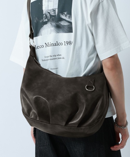RAGEBLUE(レイジブルー)の「2Way Synthetic Leather Round Shoulder hand bag /タックラウンドショルダーハンドバッグ(ショルダーバッグ・メンズ・ブラック系その他/ブラウン系その他/ブラック系その他2/ベージュ/グレー/ブラック系その他3・FREE)」の4枚目の写真