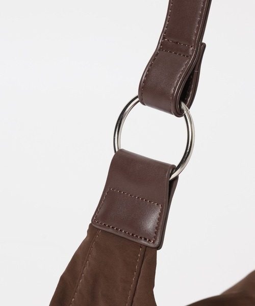 RAGEBLUE（レイジブルー）の「2Way Synthetic Leather Round Shoulder hand bag /タックラウンドショルダーハンドバッグ（ショルダーバッグ・メンズ・ブラック系その他/ブラウン系その他/ブラック系その他2/ベージュ・FREE）」の17枚目の写真