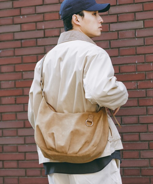 RAGEBLUE（レイジブルー）の「2Way Synthetic Leather Round Shoulder hand bag /タックラウンドショルダーハンドバッグ（ショルダーバッグ・メンズ・ブラック系その他/ブラウン系その他/ブラック系その他2/ベージュ・FREE）」の5枚目の写真