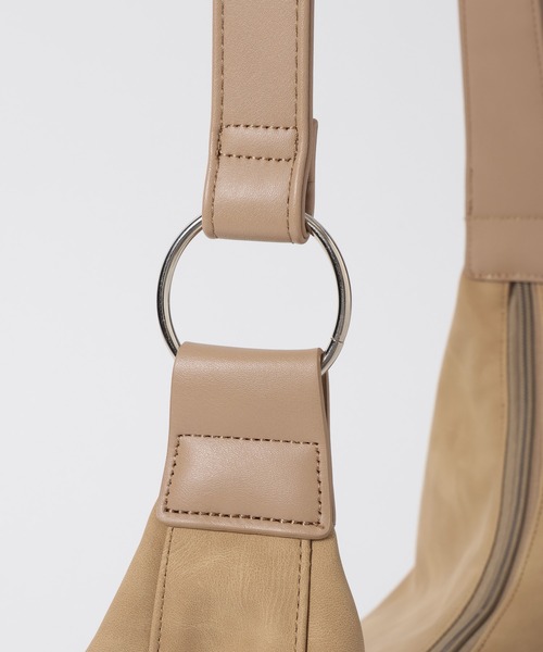 RAGEBLUE（レイジブルー）の「2Way Synthetic Leather Round Shoulder hand bag /タックラウンドショルダーハンドバッグ（ショルダーバッグ・メンズ・ブラック系その他/ブラウン系その他/ブラック系その他2/ベージュ・FREE）」の7枚目の写真