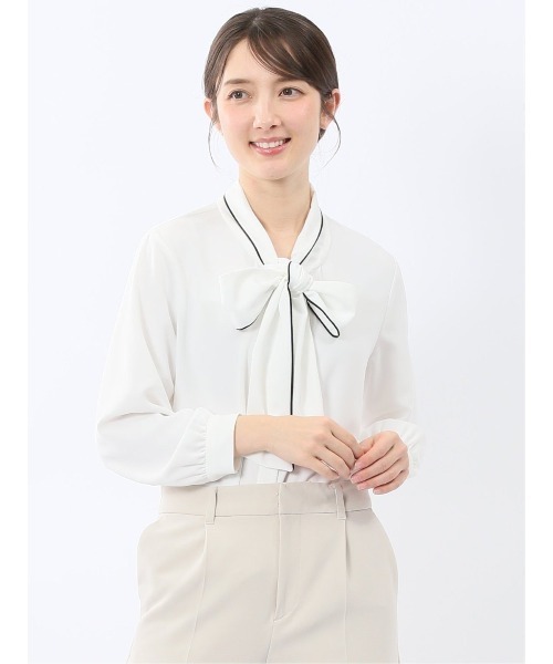m.f.editorial（エムエフエディトリアル）の「【ストレッチ イージーケア UVカット】配色 ボウタイ 長袖 ブラウス（シャツ/ブラウス・レディース・アイボリー/サックスブルー・MEDIUM/LARGE）」の2枚目の写真