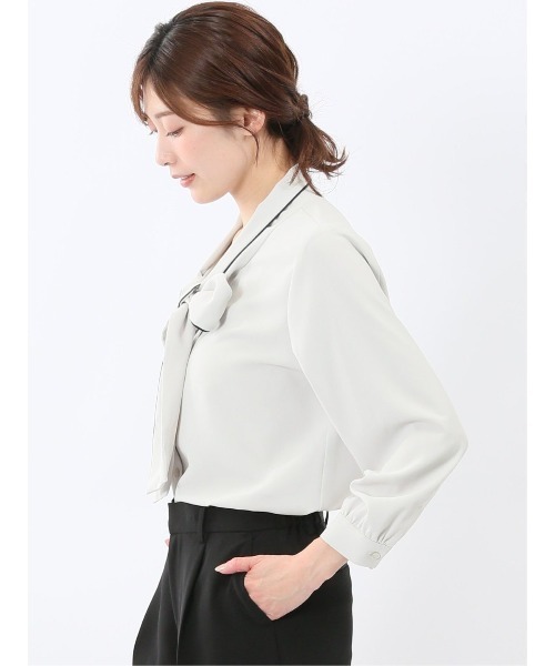 m.f.editorial（エムエフエディトリアル）の「【ストレッチ イージーケア UVカット】配色 ボウタイ 長袖 ブラウス（シャツ/ブラウス・レディース・アイボリー/サックスブルー・MEDIUM/LARGE）」の19枚目の写真