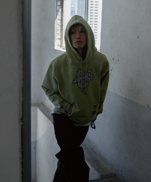 TONY LAWRENCE（トニーローレンス）の「アプリケ刺繍フードパーカーライトグリーン（パーカー・レディース・その他・LARGE/MEDIUM/SMALL）」の2枚目の写真