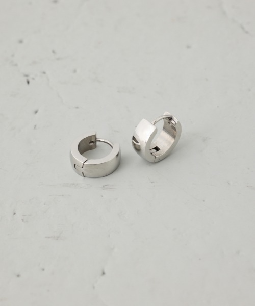 AZUL by moussy(アズールバイマウジー)の「ステンレスメタルプチフープピアス(ピアス(両耳用)・レディース・ゴールド/シルバー・FREE)」の2枚目の写真